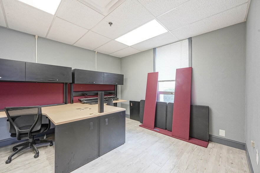 More Photos Of 49 Ironside Ct, Willingboro Manufacturing For Lease