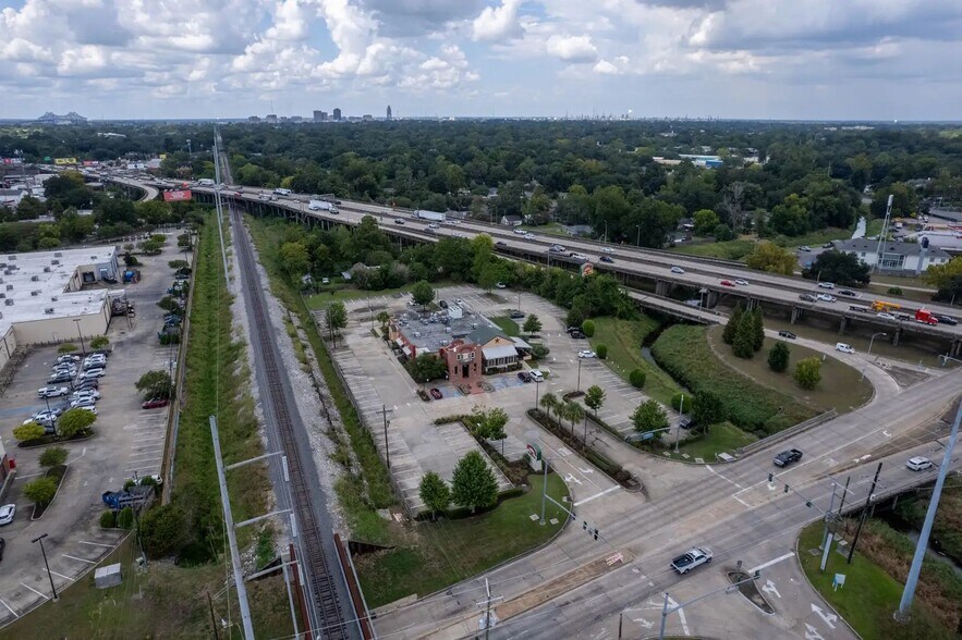 More Photos Of 2450 S Acadian Thruway, Baton Rouge Restaurant For Sale