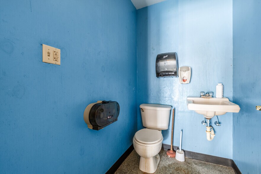 More Photos Of 2415 Maple Ave, Zanesville General Retail For Sale
