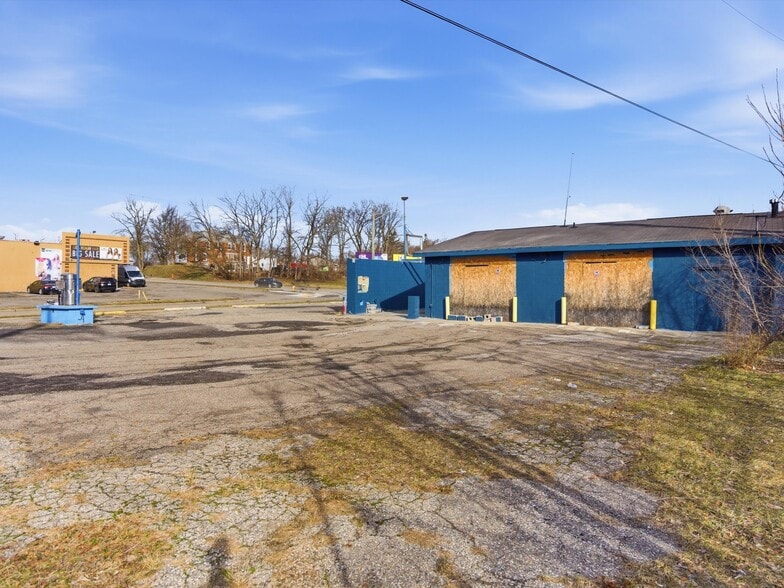 More Photos Of 684 Auburn Ave, Pontiac Auto Repair For Sale