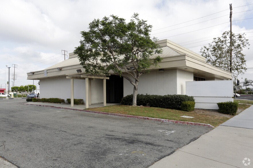 More Photos Of 16001 Springdale St, Huntington Beach Freestanding For Lease