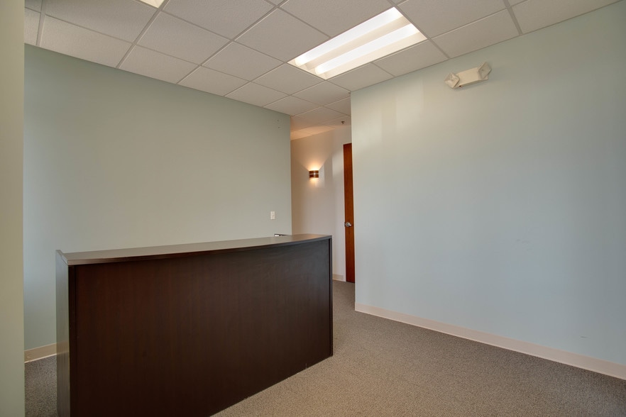 More Photos Of 5143-5151 Mochel Dr, Downers Grove Office For Sale