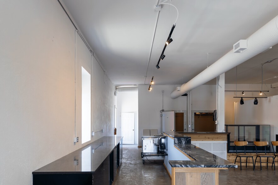 More Photos Of 417 Riverfront Av SE, Calgary Restaurant For Lease