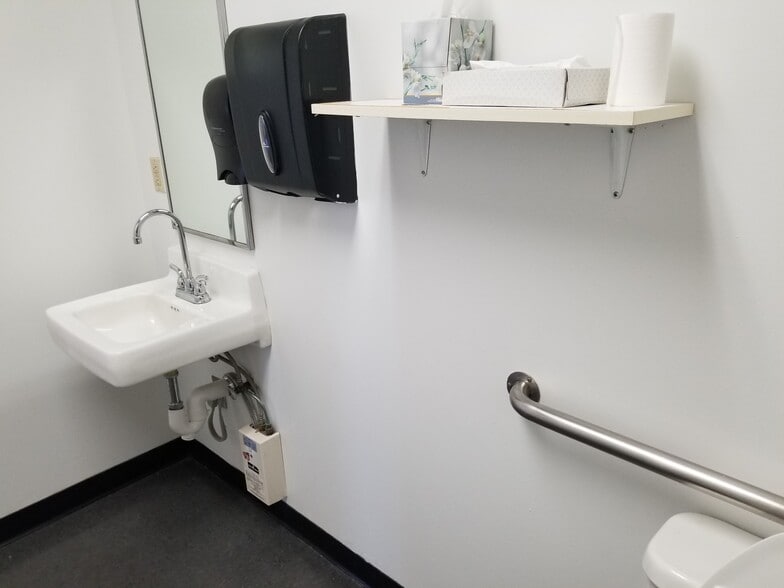 More Photos Of 6301-6313 Stage Rd, Memphis Storefront Retail Office For Sale