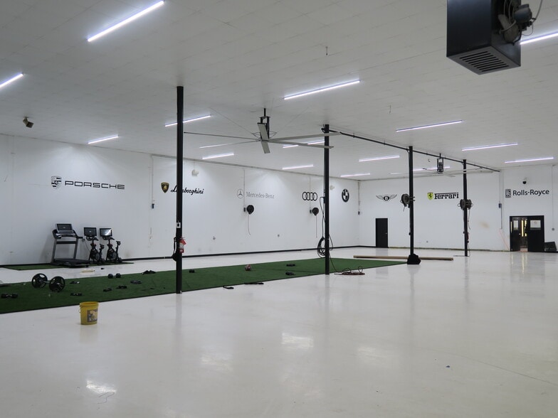More Photos Of 5900 Schumacher Ln, Houston Auto Repair For Lease
