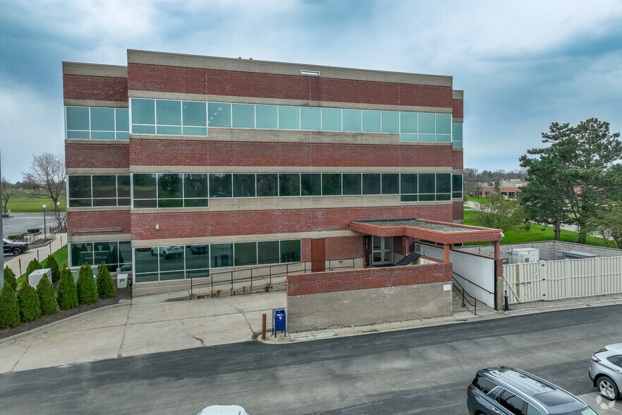More Photos Of 973 Featherstone Rd, Rockford Office For Lease