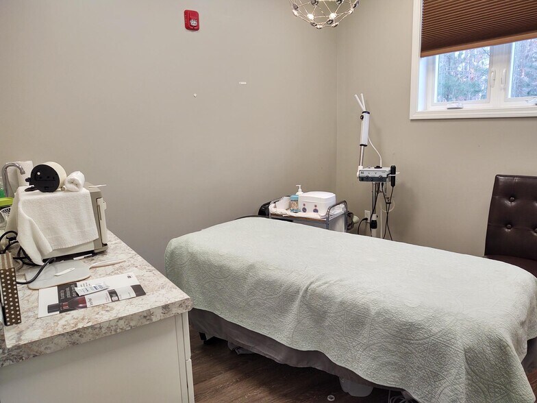 More Photos Of 6 Mohawk Dr, Londonderry Medical For Sale