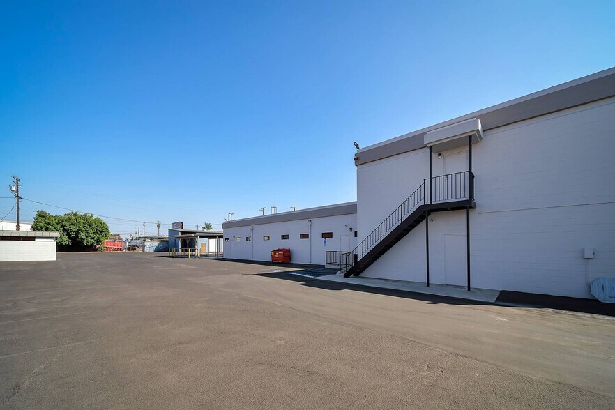 More Photos Of 14208 Towne Ave, Los Angeles Showroom For Lease