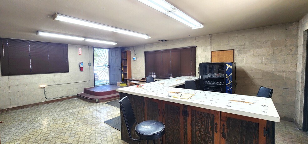 More Photos Of 13330 Sherman Way, North Hollywood Auto Repair For Lease