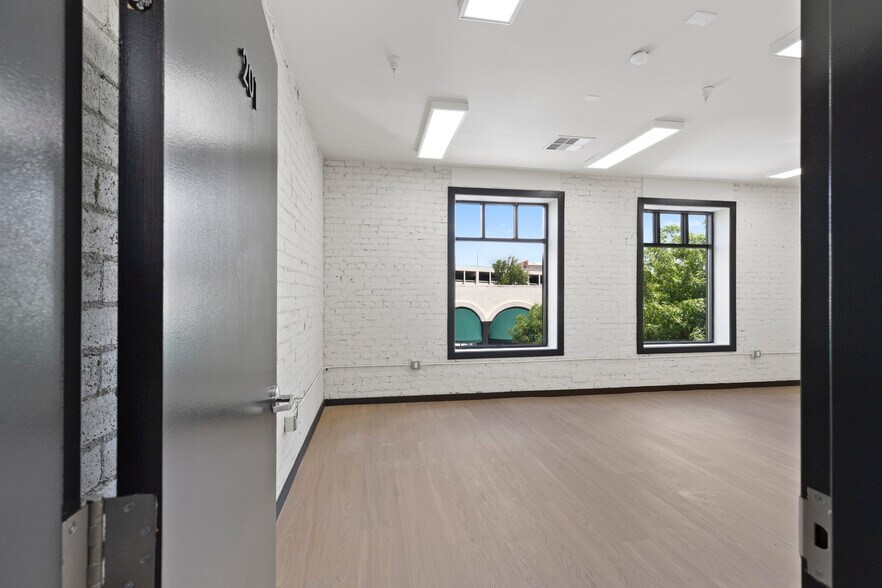 More Photos Of 939 10th St, Modesto Storefront Retail Office For Lease