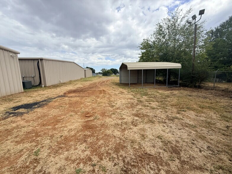 More Photos Of 830 Southpark Cir, Athens Office For Lease