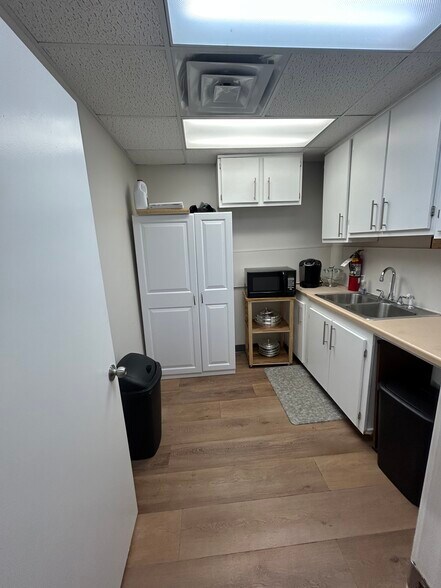 More Photos Of 100 Van Worth St, Mansfield Freestanding For Lease