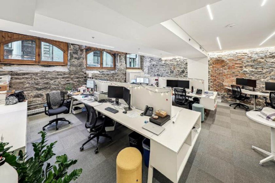More Photos Of 434-438 Rue Sainte-Hélène, Montréal Office For Sale