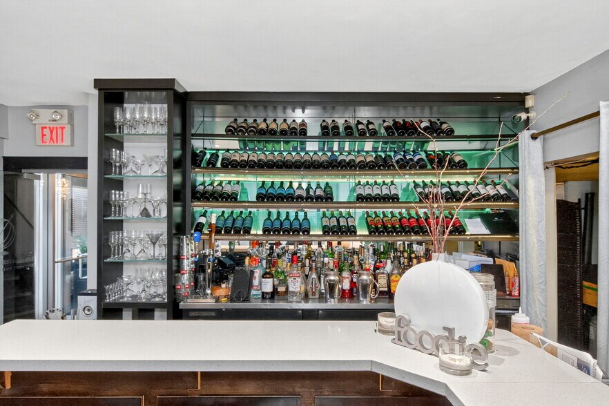 More Photos Of 49 Mary St, Barrie Restaurant For Sale