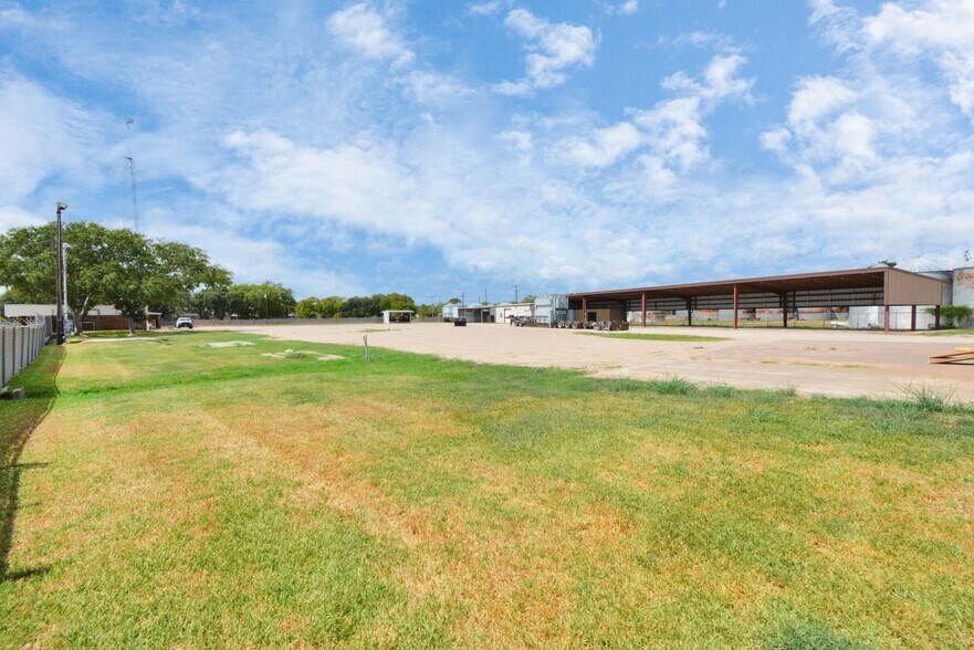 More Photos Of 1500 W Highway 6, Alvin Truck Terminal For Lease