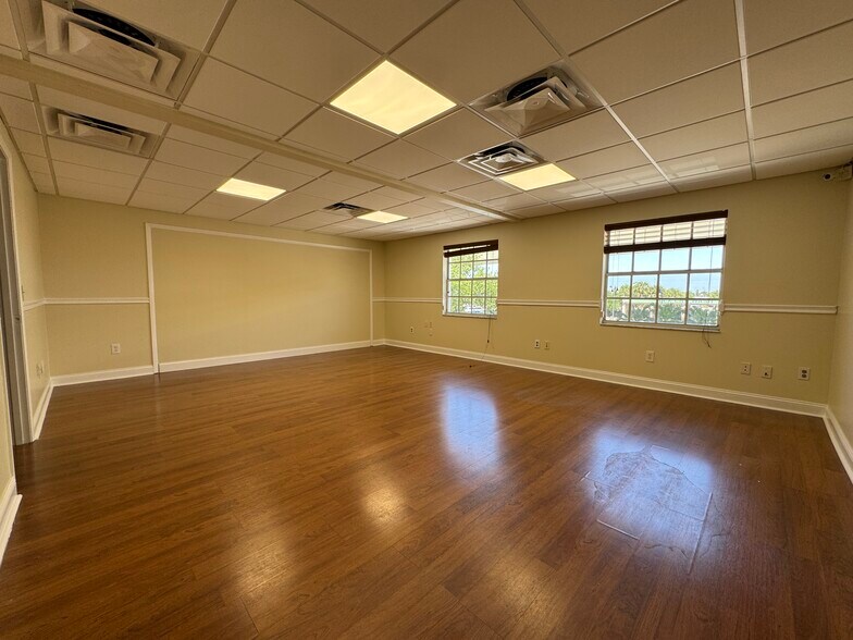 More Photos Of 4868 W Gandy Blvd, Tampa Business Park For Sale