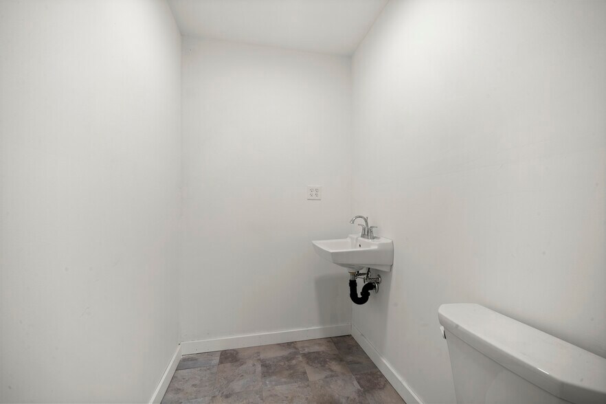 More Photos Of 318 Hazard Ave, Enfield Auto Repair For Sale