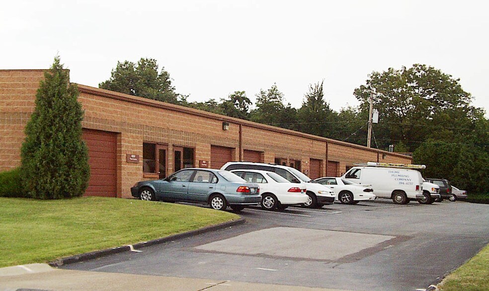 More Photos Of 16201-16233 Westwoods Business Park, Ellisville Warehouse For Lease