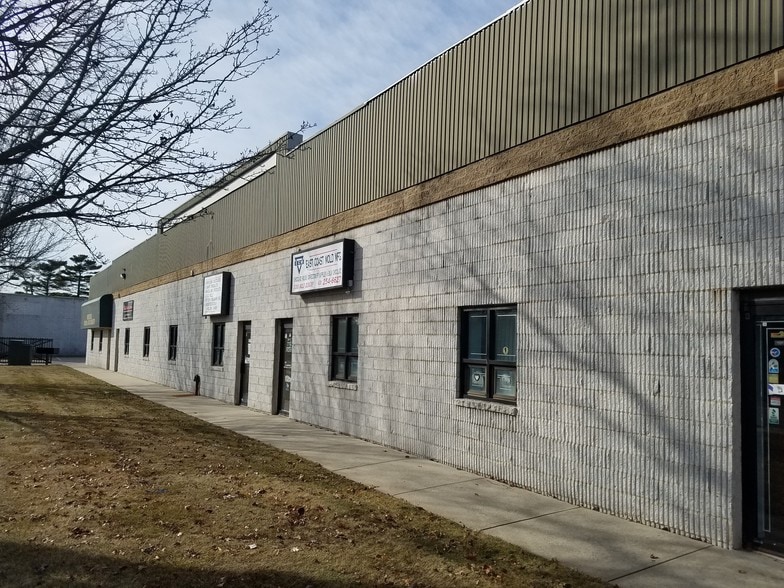 Primary Photo Of 697 Acorn St, Deer Park Warehouse For Lease