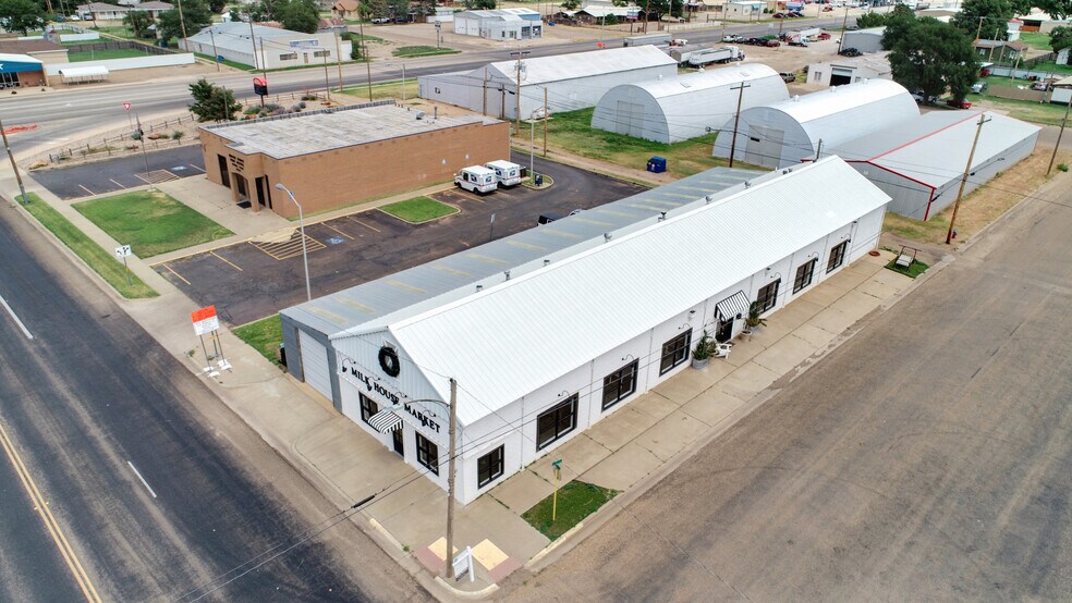 More Photos Of 1002 Main St, Friona Storefront For Sale