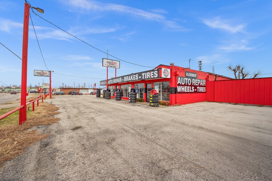 More Photos Of 136 Lavon Dr, Garland Flex For Sale