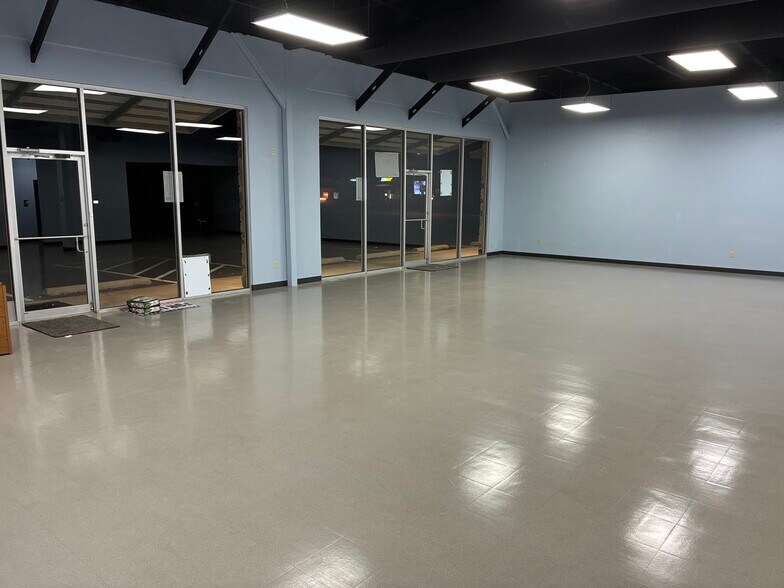 More Photos Of 102 W Dallas St, Llano Storefront Retail Office For Lease