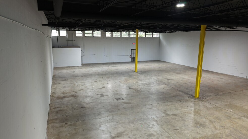 More Photos Of 16401-16413 NW 8th Ave, Miami Distribution For Lease