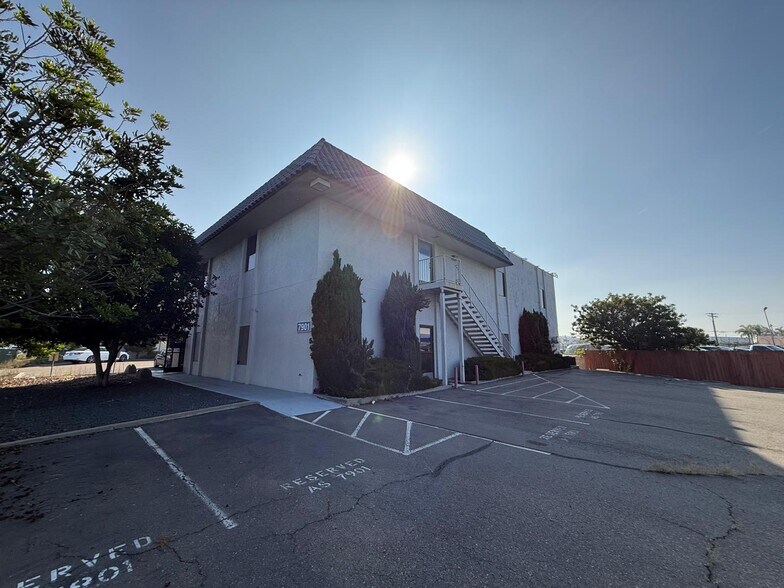 More Photos Of 7979-7989 Vickers St, San Diego Flex For Lease