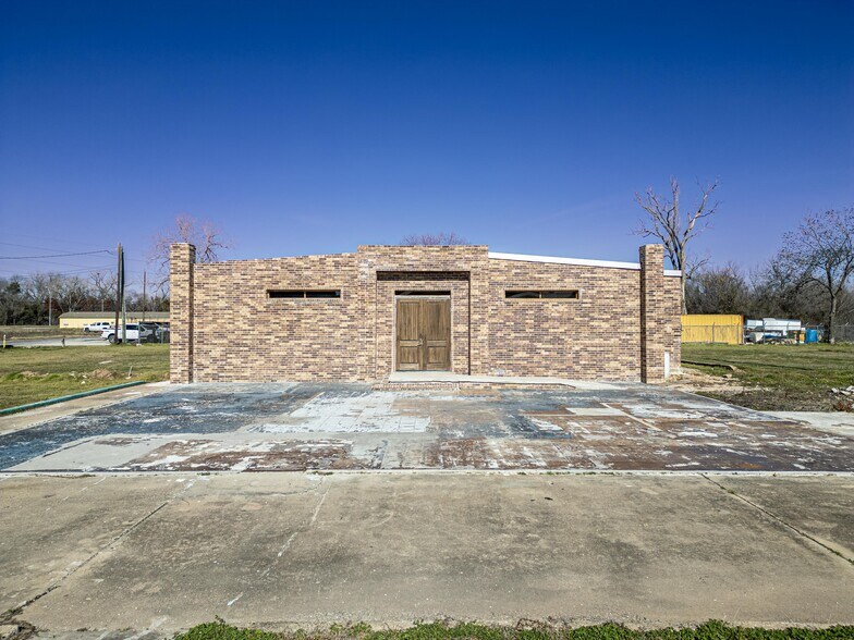 More Photos Of 901 E Johnson St, Waco Service For Sale