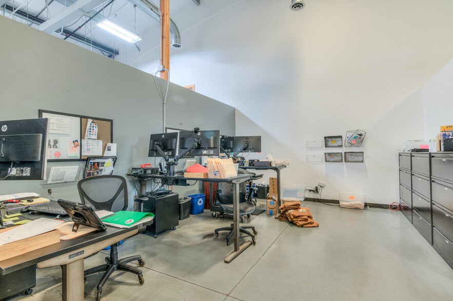 More Photos Of 62958 NE Layton Ave, Bend Light Manufacturing For Sale