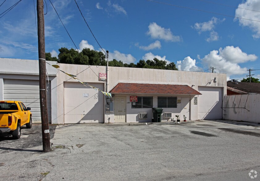 More Photos Of 267-269 NE 32nd Ct, Oakland Park Warehouse For Lease
