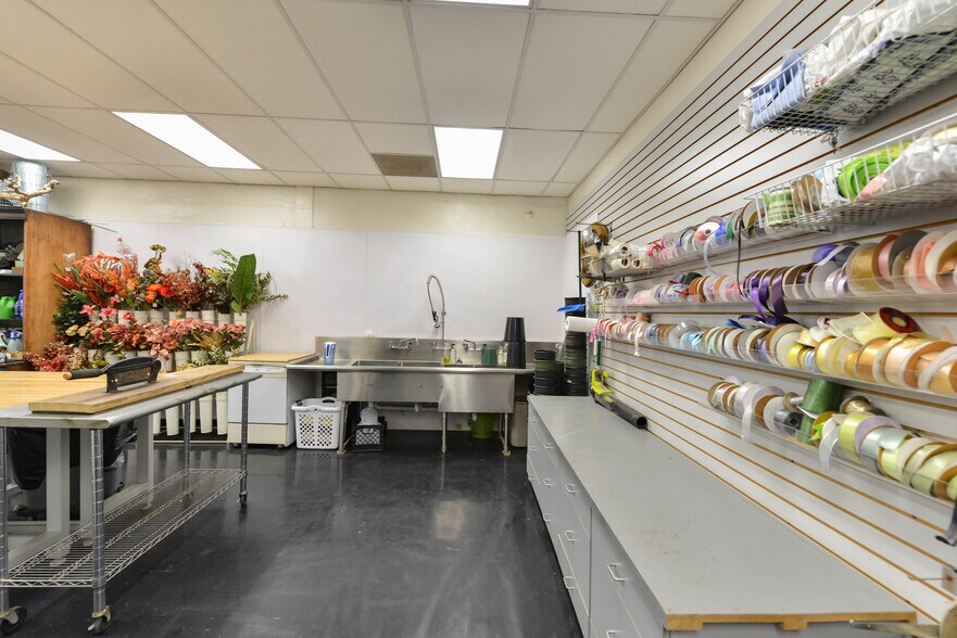 More Photos Of 2734 Lasalle St, Saint Louis Showroom For Sale