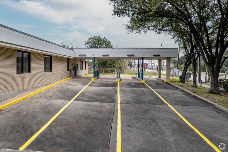 More Photos Of 4101 Clinton Dr, Houston Bank For Lease