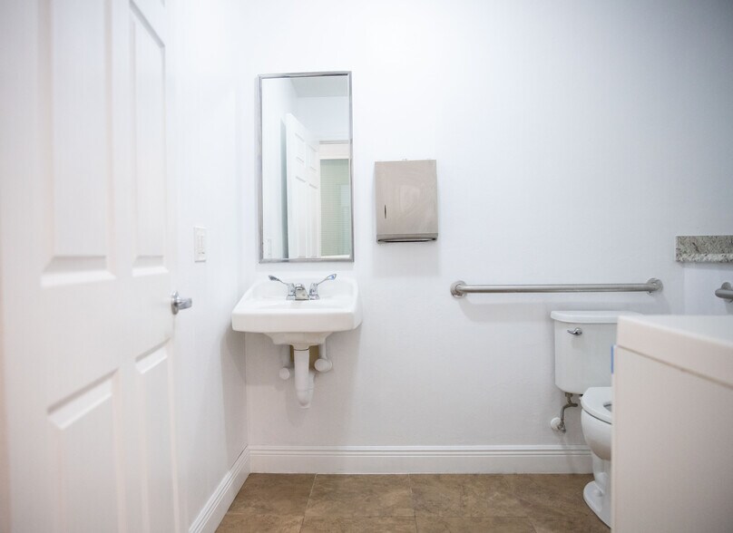 More Photos Of 2826 Santa Barbara Blvd, Cape Coral Freestanding For Sale