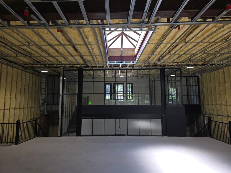 More Photos Of 20 Tower Pl, Roslyn Movie Theatre For Lease