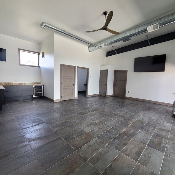 More Photos Of 2975 Heartland Dr, Grand Forks Flex For Sale