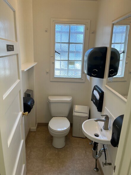 More Photos Of 118 S 3rd St, King City Office For Lease