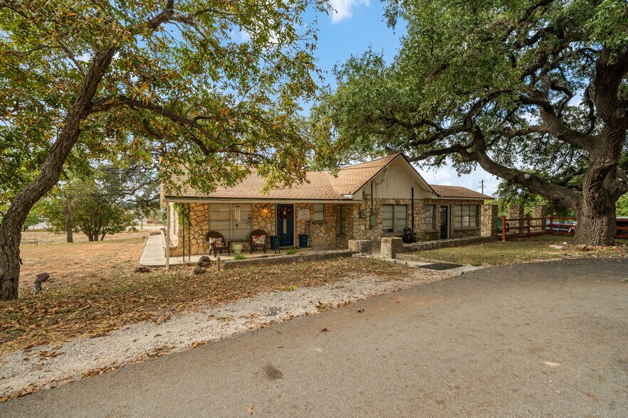 More Photos Of 930 N School St, Boerne Office For Sale