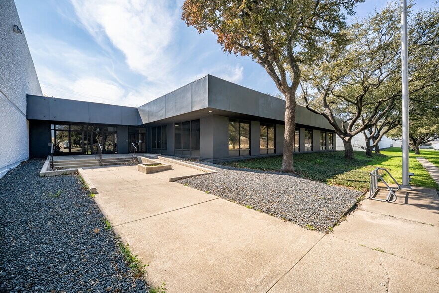 More Photos Of 4404 S Beltwood Pky, Dallas Warehouse For Lease