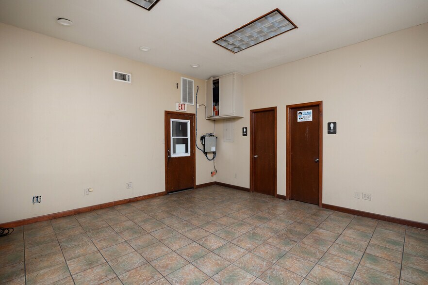 More Photos Of 101 N Val Verde Rd, Donna Warehouse For Sale