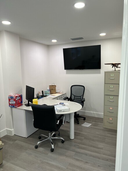 More Photos Of 2581 FL-60, Valrico Warehouse For Lease