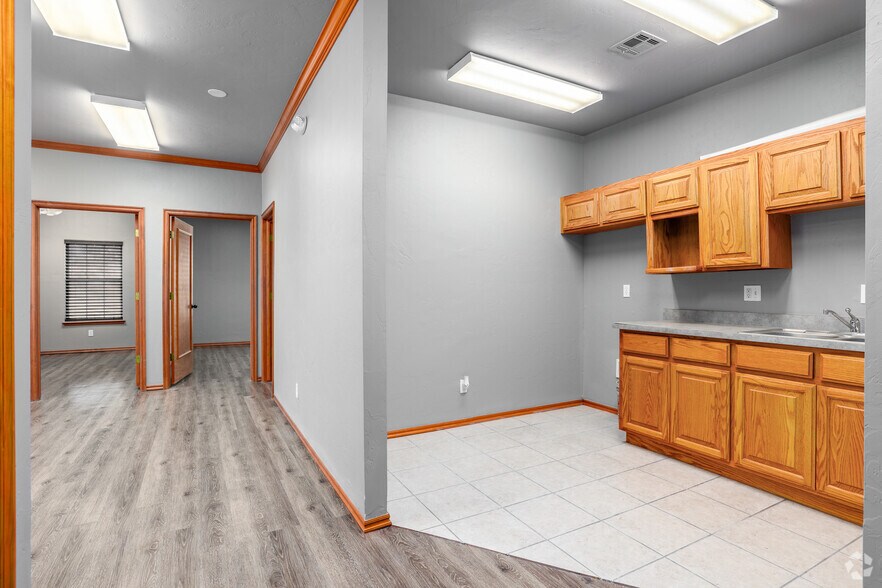 More Photos Of 2120 McKown Dr, Norman Office For Lease