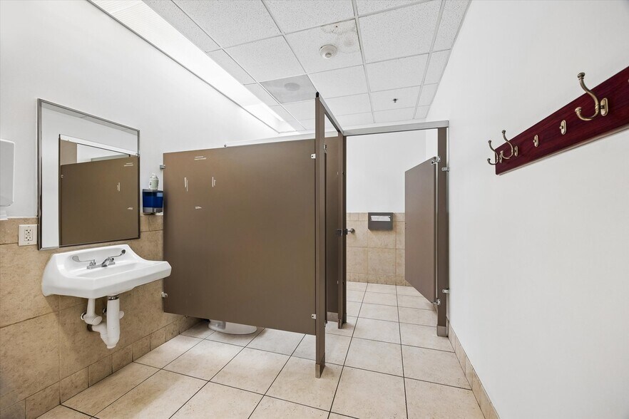 More Photos Of 4450 E Sam Houston Pky S, Pasadena General Retail For Lease