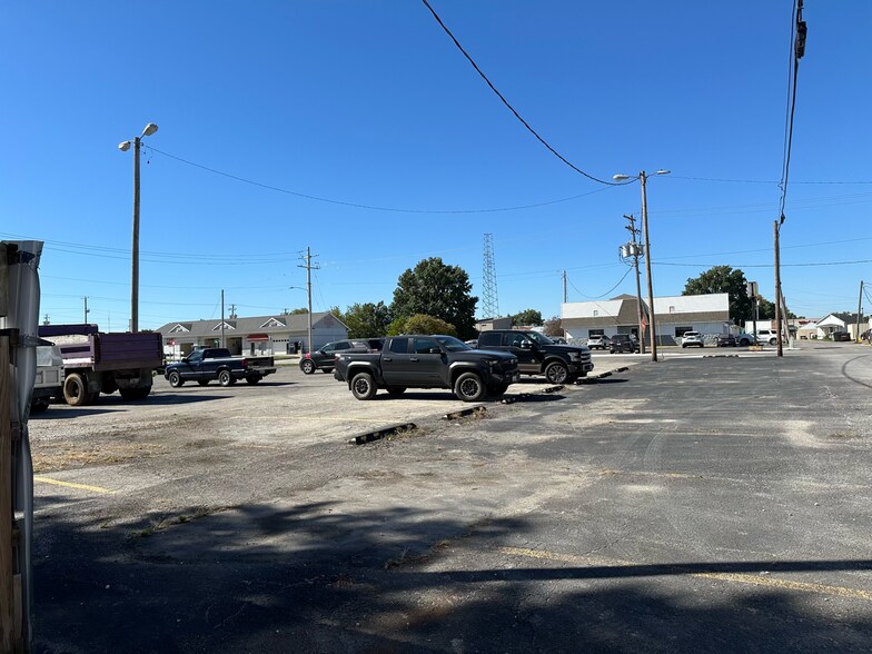 More Photos Of 102 E Park St, Taylorville Freestanding For Sale