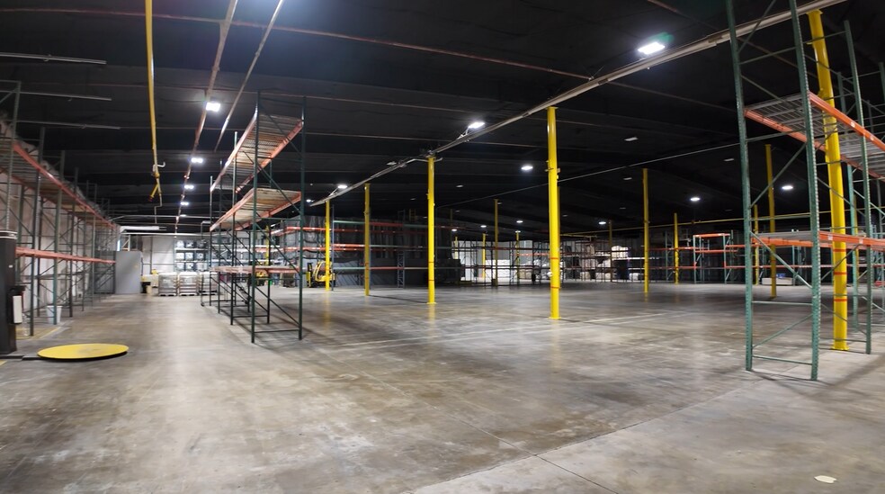 More Photos Of 301 Northwestern Ave, Chariton Distribution For Lease