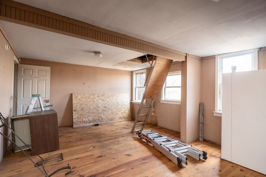 More Photos Of 57 N Front St, Kingston Storefront Retail Residential For Sale