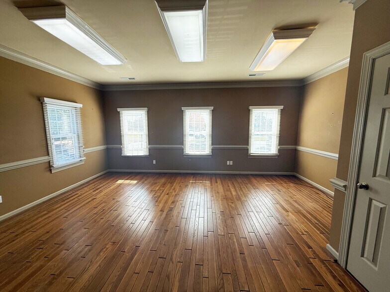 More Photos Of 1300-1302 Ashley Sq, Winston-Salem Office For Lease