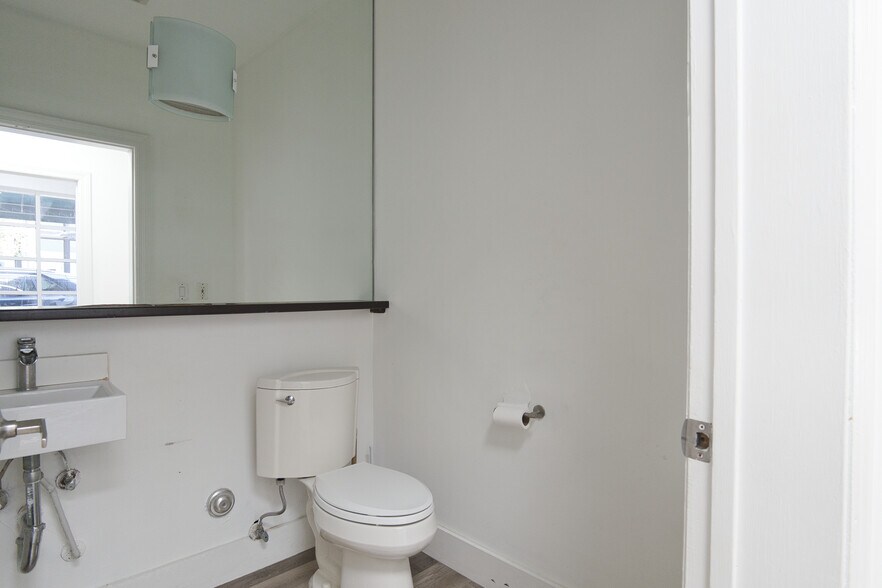 More Photos Of 7313 SW 59th Ct, South Miami Storefront Retail Office For Lease