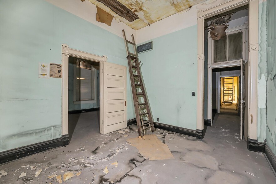 More Photos Of 100 W 4th St, Hobart Restaurant For Sale