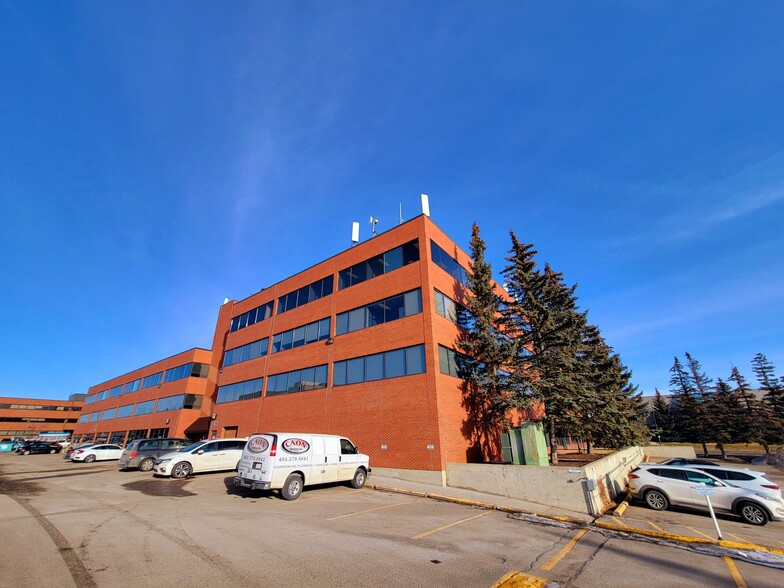 More Photos Of 3115 12th St NE, Calgary Office For Sale